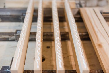 Ağaca yapıştırıcı sür. Tahtayı yapıştırın. Ahşap atölyeyi yapıştır. 