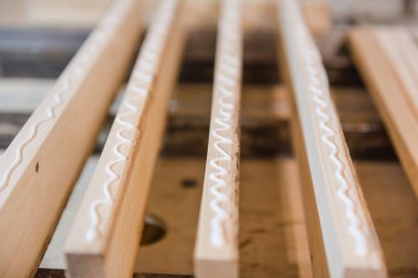 Ağaca yapıştırıcı sür. Tahtayı yapıştırın. Ahşap atölyeyi yapıştır. 