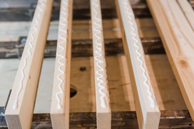 Ağaca yapıştırıcı sür. Tahtayı yapıştırın. Ahşap atölyeyi yapıştır. 