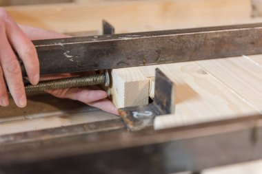 Tahta için klemp takıyorum. Ahşap kalkanı yapıştırın..