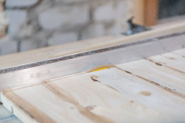 Kesme tahtaları. Dairesel Testere Tahtaları. Bir ağaç kes..