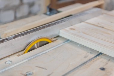 Kesme tahtaları. Dairesel Testere Tahtaları. Bir ağaç kes..