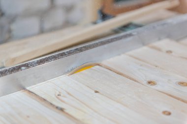 Kesme tahtaları. Dairesel Testere Tahtaları. Bir ağaç kes..