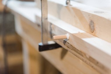 Ağaçtaki çekiç sesleri. İnsan çekiçle tahta bir yüzeye çarpar.. 