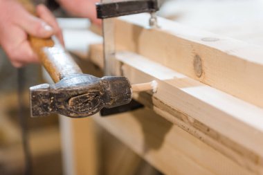 Ağaçtaki çekiç sesleri. İnsan çekiçle tahta bir yüzeye çarpar.. 