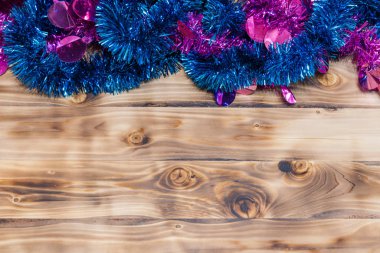 Noel arkaplanı. Ahşap bir arka planda renkli süsler.
