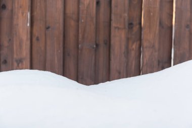 Arkaplan karı ve karanlık bir orman. Karşıtlık kış arkaplanı.