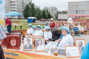 Zarinsk, Rusya - 22 Temmuz 2019: İnsanlar el yapımı ürünler satıyor. Adil zanaatkarlar.