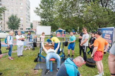 Zarinsk, Rusya - 22 Temmuz 2019: vücut geliştiricilerin sokak performansı. Sporcular çıtayı yükseltiyor.