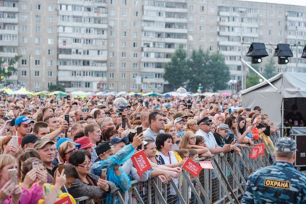 Zarinsk, Rússia - 22 de julho de 2019: Uma enorme multidão de pessoas está na praça . — Fotografia de Stock