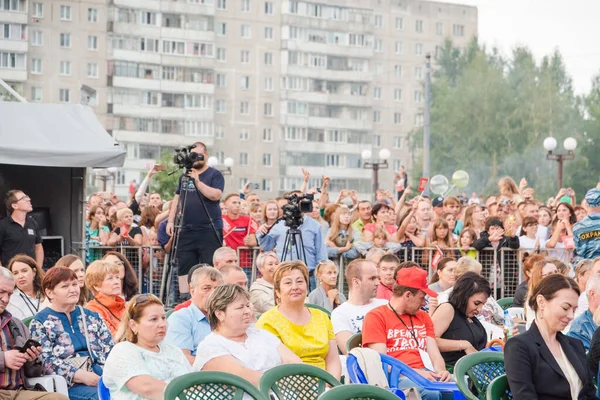 Zarinsk, Rosja - 22 lipca 2019: Ogromny tłum ludzi stoi na placu. — Zdjęcie stockowe