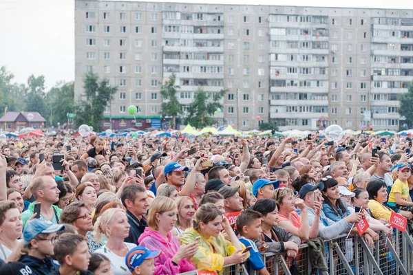 Заринск, Россия - 22 июля 2019 года: Огромная толпа людей стоит на площади . — стоковое фото