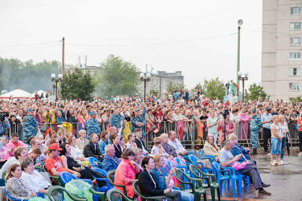 Заринск, Россия - 22 июля 2019 года: Огромная толпа людей стоит на площади
. 