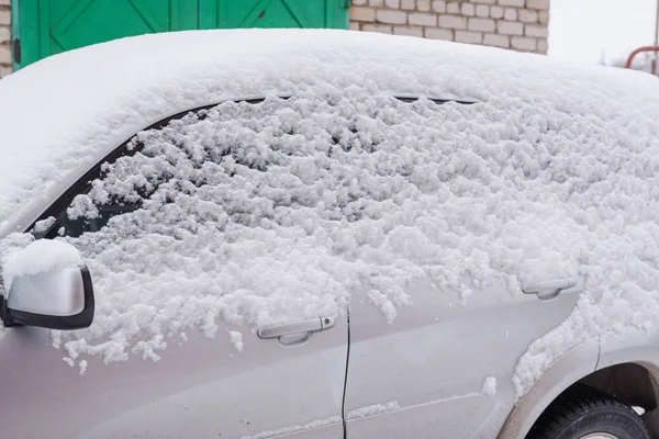 Машина в снегу. автомобиль был засыпан снегом . — стоковое фото