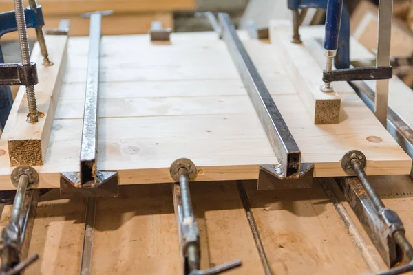 Pegar una tabla de madera. escudo de las tablas. tableros atraídos por abrazaderas . — Foto de Stock