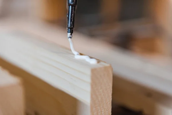 Aplicar pegamento al árbol. pegar la tabla de madera. pegar la encimera de madera . — Foto de Stock