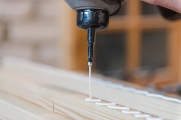 Apply glue to the tree. glue the wooden board. glue the wood worktop. — Stock Photo, Image