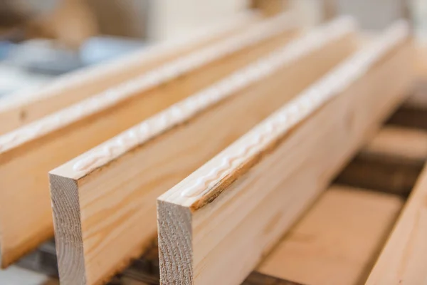 Ağaca yapıştırıcı sür. Tahtayı yapıştırın. Ahşap atölyeyi yapıştır. 