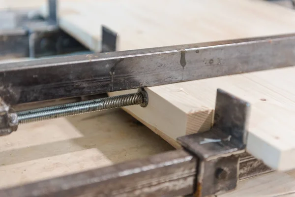 Pinces de serrage pour bois. collez le bouclier en bois . — Photo