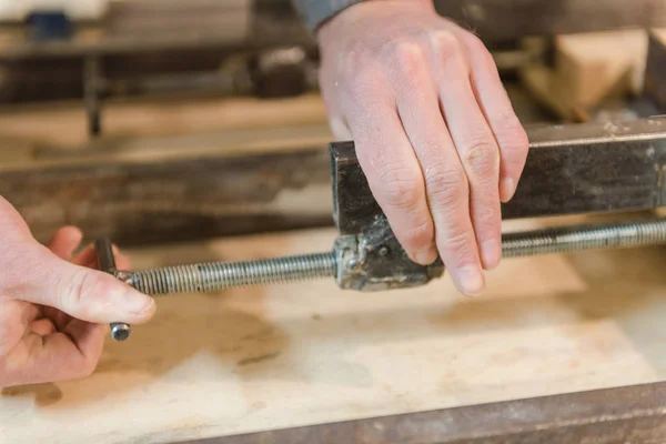 Klemmschellen für Holz. kleben Sie das hölzerne Schild. — Stockfoto