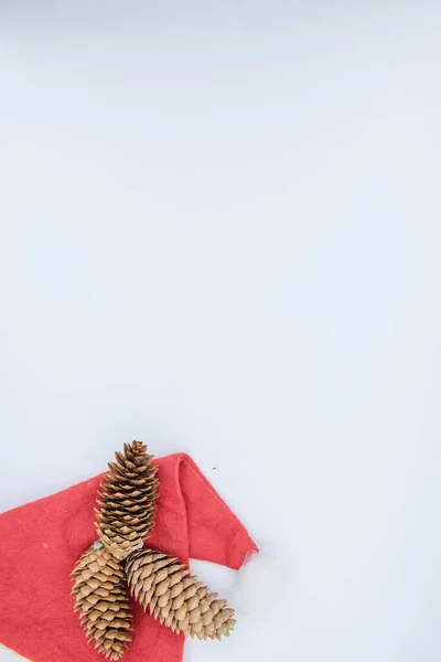 Sfondo natalizio. Cappello Babbo Natale su sfondo bianco . — Foto Stock