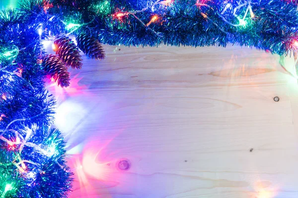 Fundo de Natal. A grinalda brilha sobre um fundo de madeira. luzes de Natal coloridas fundo — Fotografia de Stock