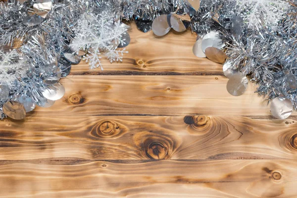 圣诞节的背景 木制背景上的彩色金属丝. — 图库照片