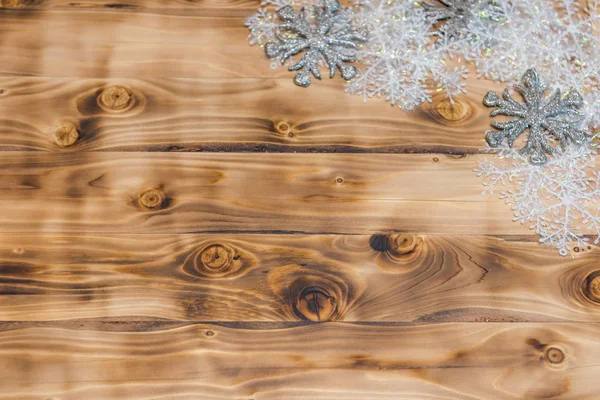 圣诞节的背景 木制背景上的彩色金属丝. — 图库照片