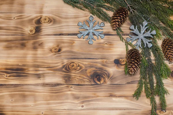 Sfondo natalizio. Ramo natalizio di abete rosso su uno sfondo di legno . — Foto Stock