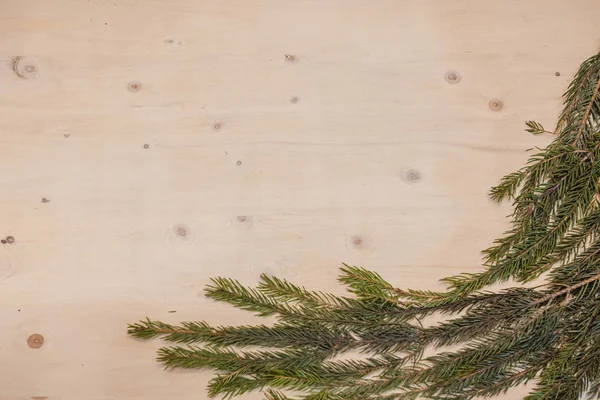 圣诞节的背景 木背云杉的圣诞枝条. — 图库照片