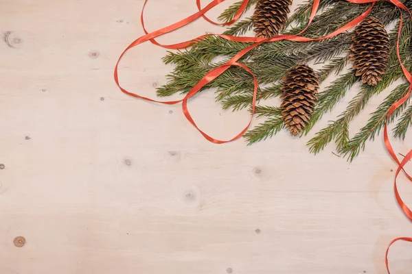 Sfondo natalizio. Ramo natalizio di abete rosso su uno sfondo di legno . — Foto Stock