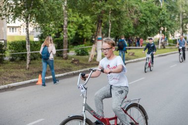 Zarinsk, Rusya-20 Haziran 2019: Çocuklar bisiklet sürüyor, çocuk yarışmaları,