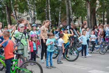 Zarinsk, Rusya-20 Haziran 2019: Bisikletli çocuk standı, Çocuk Bisikleti maratonu hazırlığı