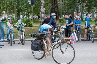 Zarinsk, Rusya-20 Haziran 2019: Bisikletli çocuk standı, Çocuk Bisikleti maratonu hazırlığı
