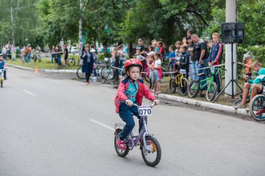 Zarinsk, Rusya-20 Haziran 2019: Çocuklar bisiklet sürüyor, çocuk yarışmaları,