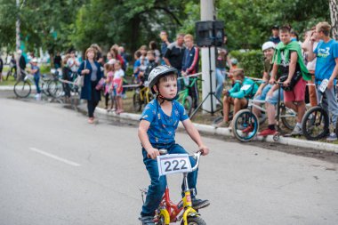 Zarinsk, Rusya-20 Haziran 2019: Çocuklar bisiklet sürüyor, çocuk yarışmaları,