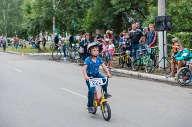 Zarinsk, Rusya-20 Haziran 2019: Çocuklar bisiklet sürüyor, çocuk yarışmaları,