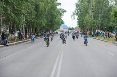 Zarinsk, Rusya-20 Haziran 2019: Çocuklar bisiklet sürüyor, çocuk yarışmaları,