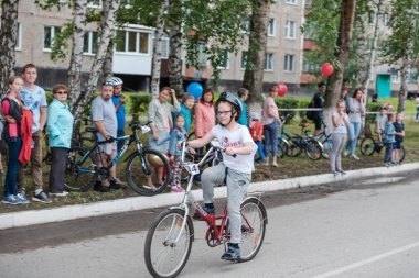 Zarinsk, Rusya-20 Haziran 2019: Çocuklar bisiklet sürüyor, çocuk yarışmaları,