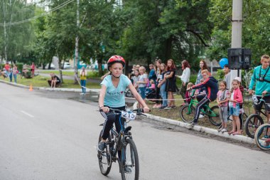 Zarinsk, Rusya-20 Haziran 2019: Çocuklar bisiklet sürüyor, çocuk yarışmaları,