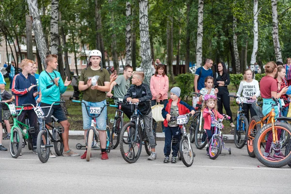 Заринськ, Росія-20 червня 2019: дитяча трибуна з велосипедами, підготовка до дитячого велосипедного марафону. — стокове фото