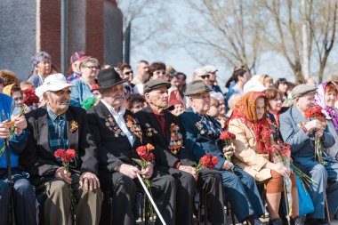 Zarinsk, Rusya - 9 Mayıs 2019: Büyük Vatanseverlik Savaşı gazileri. 9 Mayıs 'ta Gazileri Tebrik Edildi 