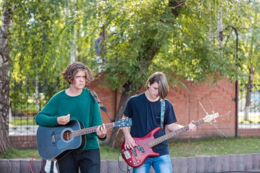 Zarinsk, Rusya - 19 Ağustos 2019: bir adam gitar çalıyor. Sokaktaki konser için. Sokak rock konseri