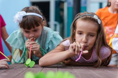 Zarinsk, Rusya - Haziran 01, 2019: Sokakta çocuklar oynuyor. Çocuklar için tatil