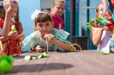Zarinsk, Rusya - Haziran 01, 2019: Sokakta çocuklar oynuyor. Çocuklar için tatil