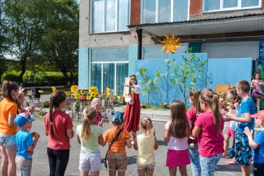 Zarinsk, Rusya - Haziran 01, 2019: Sokakta çocuklar oynuyor. Çocuklar için tatil