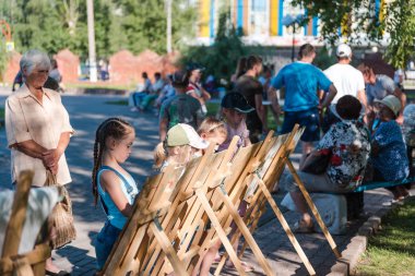 Zarinsk, Rusya - Haziran 01, 2019: Çocuklar sehpada resim yapar. Renkli suluboya boyalarla boya