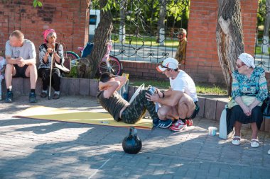 Zarinsk, Rusya - Haziran 01, 2019: Çocuklar sokakta spor yapıyor. Çocuk sporu bile.