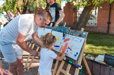 Zarinsk, Rusya - Haziran 01, 2019: Çocuklar sehpada resim yapar. Renkli suluboya boyalarla boya