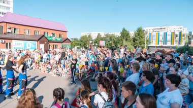 Zarinsk, Rusya - 19 Ağustos 2019: Sokaktaki seyirciler. İnsanlar sokakta müzik dinlerler. Sokak yarışmacılarından oluşan bir kalabalık